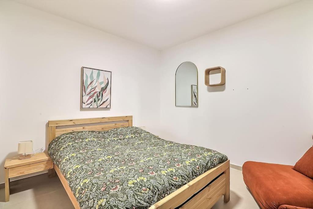 De 70m2 En Rdc A 6 Mn A Pied Des Monuments Appartement Nîmes